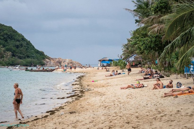 Кишна сезона је неугодна јер море стално баца тона смећа на обалу.