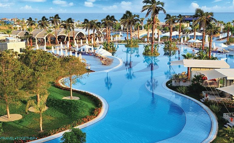 Сусеси Лукури Ресорт. >Susesi Luxury Resort. Турска </p>
<p>Турска нуди сљедеће: широк спектар услуга, луксузни хотели са високим нивоом услуге, развијени систем забаву, разне ресторане, анимације за малу децу, адолесценти и одрасли итд.  Број хотела који раде на “Све” и што је најважније – све то по нижим ценама него у Грчкој. </p>
<p>Зашто? </p>
<p>У Турској, туристичка такса износи 8%, у Грчкој – 24% .У Турској држава субвенционише цхартер Туристички оператери субвенционирају турске хотелијере. </p>
<p>У Грчкој сезона траје 3-5 мјесеци, у Турској је цјелина Већина турских хотела је отворена 12 мјесеци годишње. У зимском периоду хотели плаћају гориво, струју и воду по сниженој стопи. прице </p>
<p>Новоизграђени хотели у Турској су изузети од многих локалних Порези за првих неколико година рада Турска има 5 година, у Европи је 15 година, ау Грчкој има 20 година и више. </p>
<p>Када се приближава туристичка сезона у Грчкој у Турској, локални бизнисмени настављају зарађивати туриста.  )) </p>
<h3><span id=