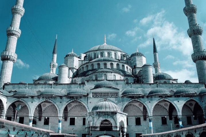 Време у Истанбулу у јуну - Плава џамија
