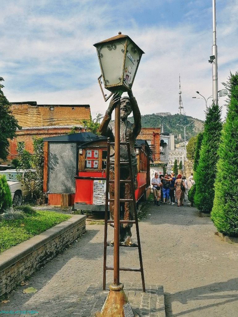 Споменик светиљки