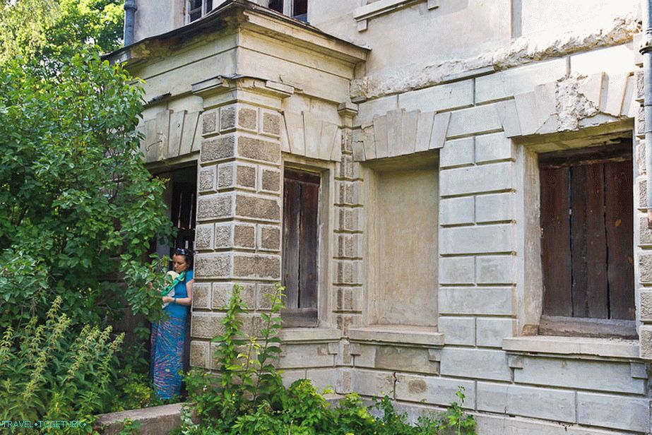 Улаз у дворац је украшен металним листовима