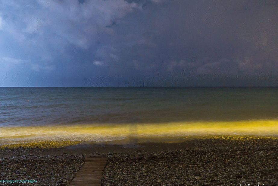 Ноћно море током бљеска муње и моје сјене