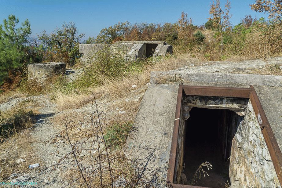 Разбијене војне кутије на стази