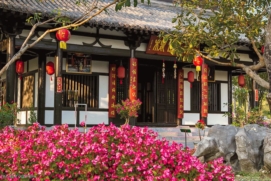 Кинеска зграда окружена камењем и бонсајем