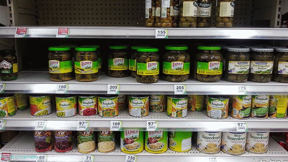 Маслине, кисели краставци, грашак
