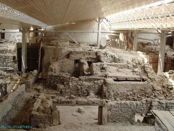 Санторини је живахна светла душа која пјева песму о фениксу
