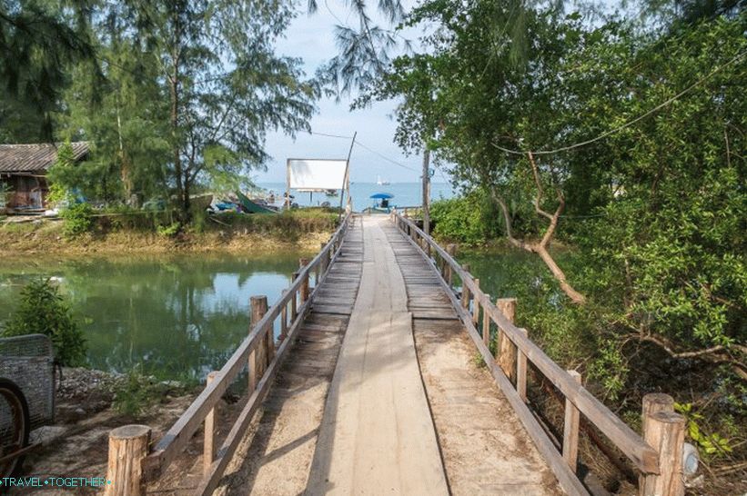 На мосту стижемо до стазе која води до одмаралишта Пханган Цове