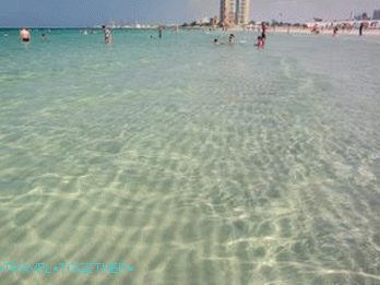 Плаже у Шарџи са благим улазом и чистом водом