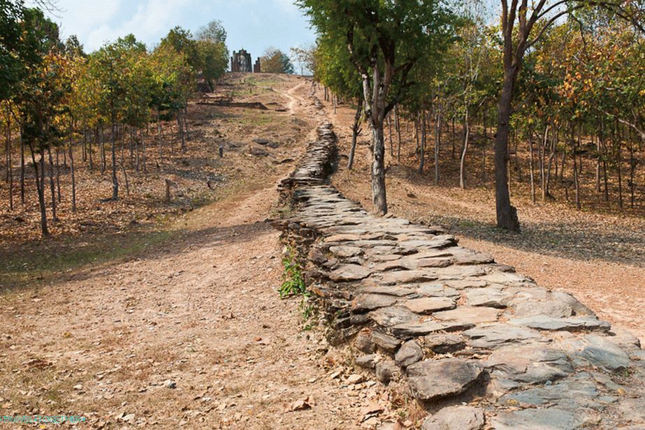 Камена стаза води до Ват Сапхан Хин
