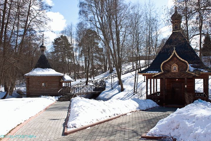 Фонт је женски и мушки (с лева на десно).