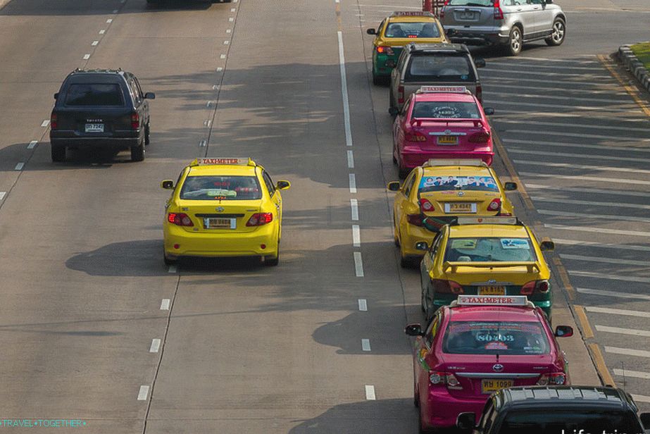 Разнобојни такси у Бангкоку