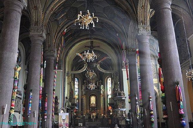 Унутрашњост базилике
