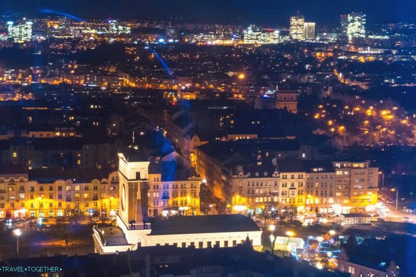 Тешко је направити ноћне снимке, рефлектује се освјетљење собе за гледање
