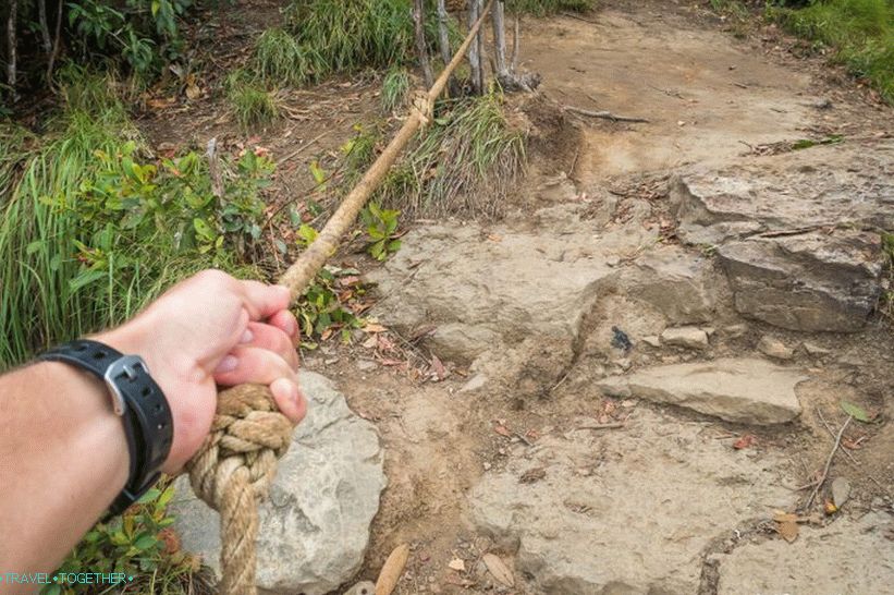 А десно од врха налази се камен над провалијом. За осигурање ту је везан конопац.