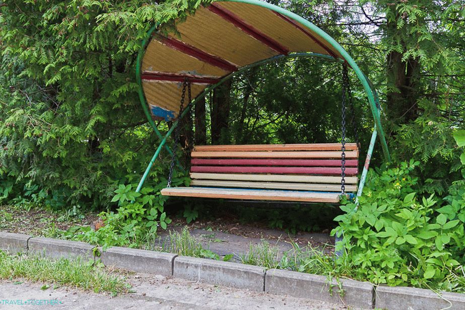 Столица за љуљање на клупама дуж уличица