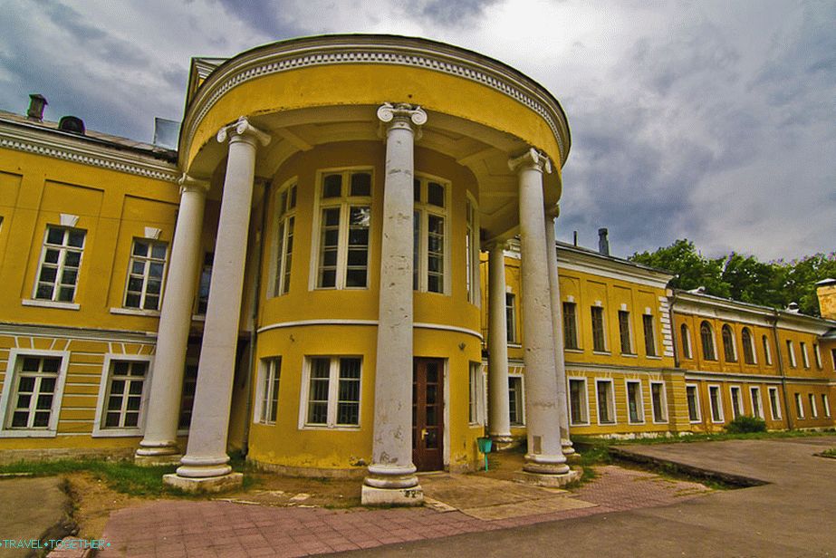 Главна кућа имања Суханово