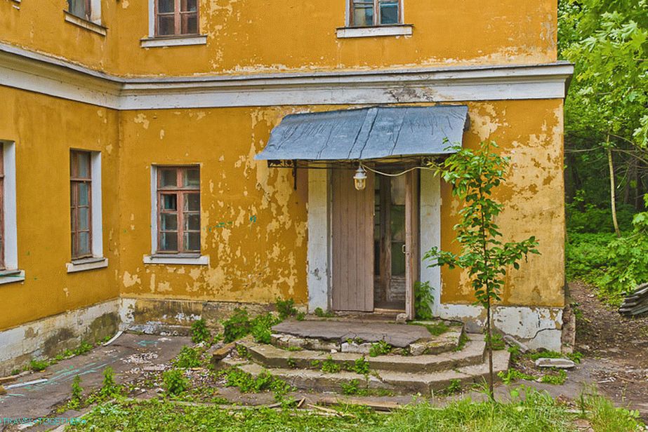 Улаз на ивицу главне куће