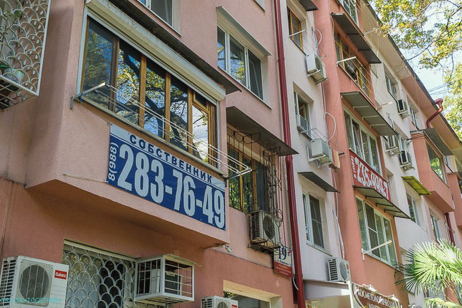 Хрушчов. На многим домовима огласи за продају станова