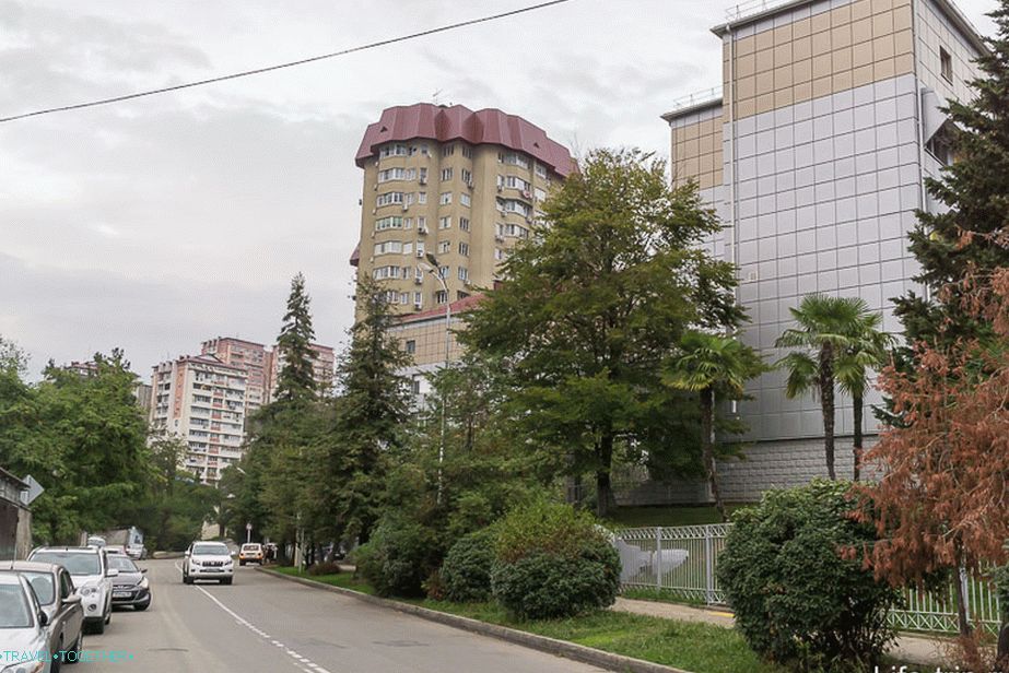 Макаренко. Неколико нових кућа, старих са плочицама
