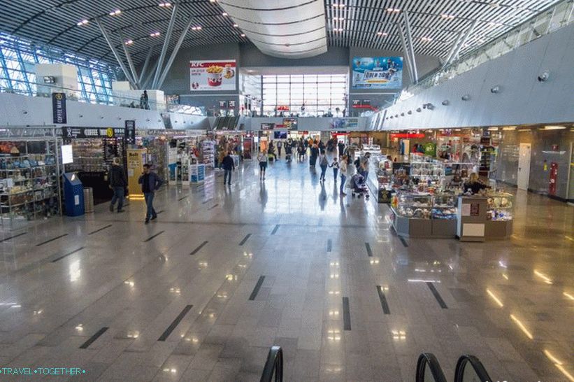 4. спрат, кафићи, продавнице и сувенири
