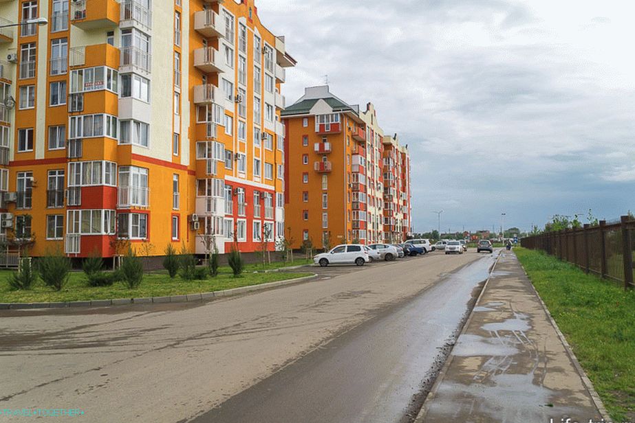 Лево Европа-град, десно ограђено немачко село