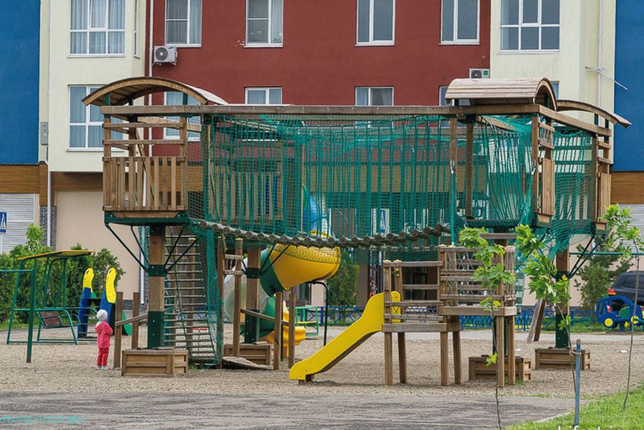 Дечије игралиште у близини централне куће